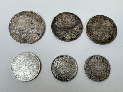 six types de pièces différents sont présentés sur une surface blanche