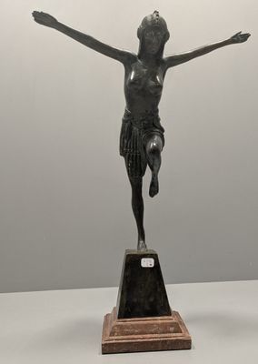 statue en bronze représentant un garçon sur un socle, les bras tendus