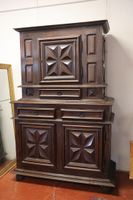 Buffet deux corps dit à diminution en chêne sculpté, la part…
