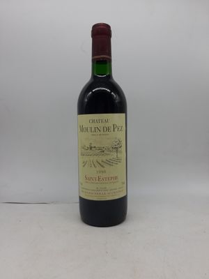 une bouteille de vin posée sur une table