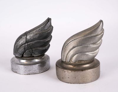 Deux bouchons de radiateurs "Aile" en alliage anodisé, Mathi…