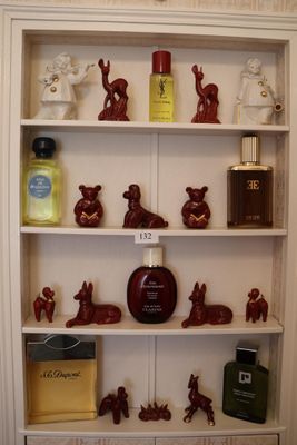 une étagère sur laquelle sont disposées de nombreuses petites figurines