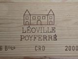 une boîte en bois portant une étiquette