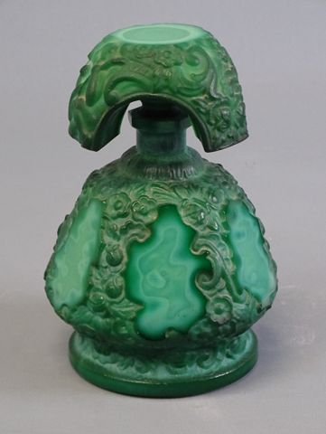 Flacon en verre à l’imitation de la malachite. H : 15,5