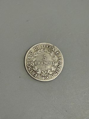 une vieille pièce d'argent sur laquelle est gravé le nom d'une ville