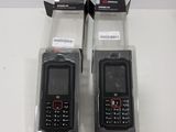 deux téléphones portables qui se trouvent dans leur emballage sur la table