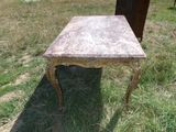 une petite table posée dans l'herbe