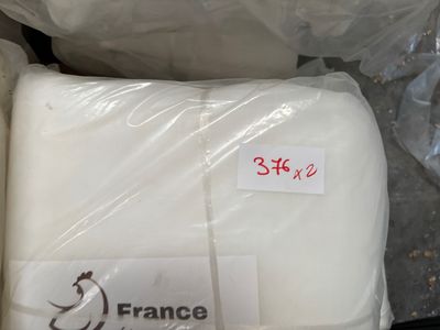 un sachet de fromage posé sur une table, avec une étiquette de prix