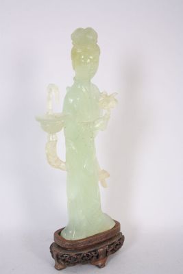 statue d'une femme tenant une bougie sur un socle, sur fond blanc