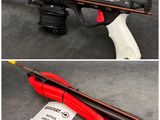 deux photos d'un fusil de chasse avec une crosse rouge et noire et une crosse noire et blanche