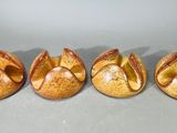quatre fruits posés les uns à côté des autres sur une table