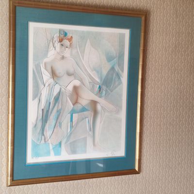 une photo d'un tableau accroché au mur