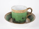 une tasse et une soucoupe posées sur une soucoupe