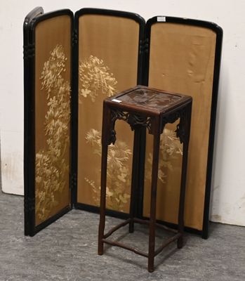 une petite table avec un petit tabouret devant