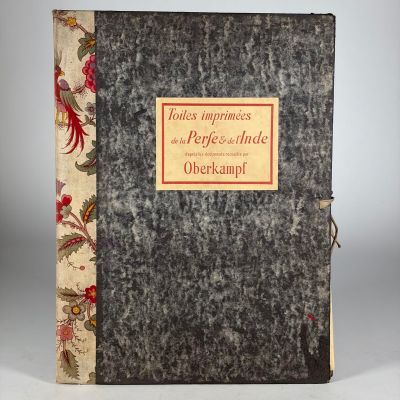 un livre sur lequel figure une illustration représentant des fleurs et des oiseaux