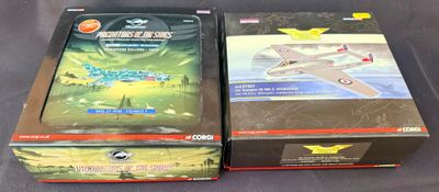 Deux cartons contenant des jeux sont posés sur une table