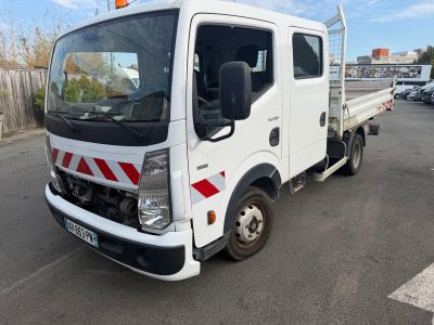 un camion blanc garé dans un parking
