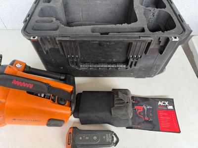 une cloueuse à cordon orange et noir et une boîte noire et grise
