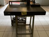 une table sur laquelle est posé un panneau, dans une cuisine