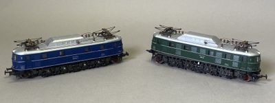 deux petits trains jouets posés côte à côte sur une table