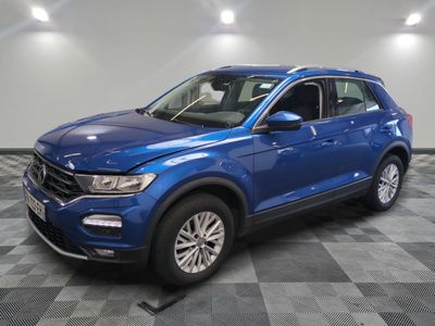 un SUV Volkswagen bleu garé dans un showroom