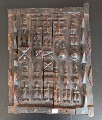 DOGON, Mali PORTE DE GRENIER en bois sculpté à décor d'ancêt…