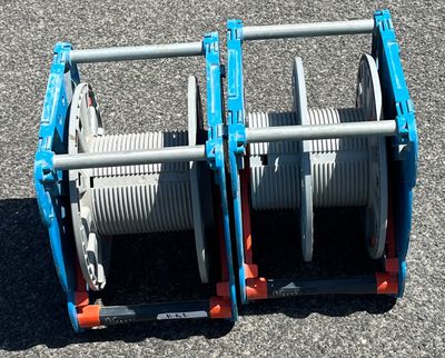 deux treuils fixés sur le côté d'un camion