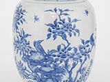 un vase bleu et blanc orné d'oiseaux et de fleurs