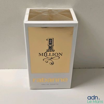 une photo d'un flacon de parfum posé sur une table