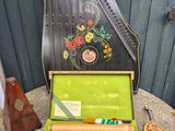 un vieil instrument de musique posé sur une table, à côté d'autres objets