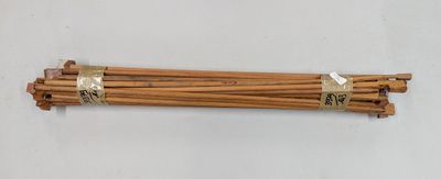 Lot de trente baguettes préparées et tournées, en bois de pe…
