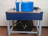 une table bleue sur laquelle se trouve un seau bleu