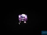 un diamant violet sur fond noir