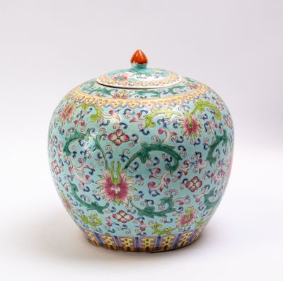 CHINE, Vase couvert en porcelaine à fond céladon, à décor po…