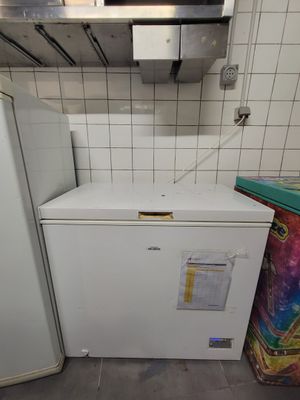 un réfrigérateur blanc et un congélateur dans une petite cuisine