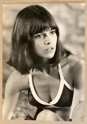 photographie en noir et blanc d'une femme en bikini posant pour une photo