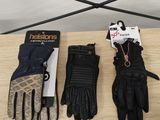 deux gants et une paire de gants posés sur une table