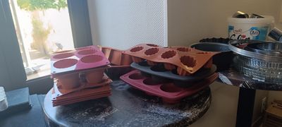 une table sur laquelle sont posés plusieurs muffins
