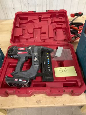 une mallette à outils rouge contenant une perceuse sans fil