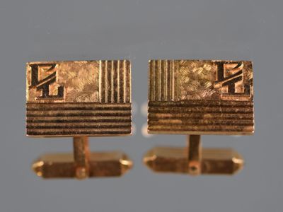 deux paires de boutons de manchette en or portant les lettres « f » et « f »