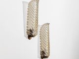 une paire de boucles d'oreilles en argent sur fond blanc
