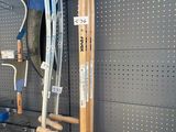 plusieurs outils accrochés au mur d'un magasin