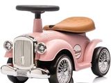 une petite voiture rose avec un siège marron sur fond blanc