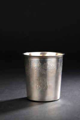 un gros plan d'une coupe en argent posée sur une surface noire