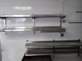 une cuisine avec un évier et une cuisinière