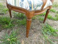 Paire de fauteuils dossier à la reine en noyer mouluré et sc… (photo 2)