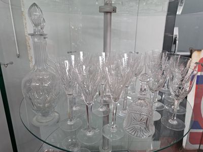 Partie de service de verres en cristal taillé à décor de pal…