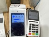 un téléphone portable posé sur une table, à côté d'une calculatrice