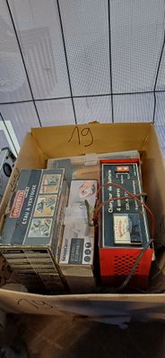 une boîte remplie de matériel électronique posée sur le sol