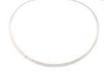 collier plaqué argent, au motif fin et rond sur fond blanc
